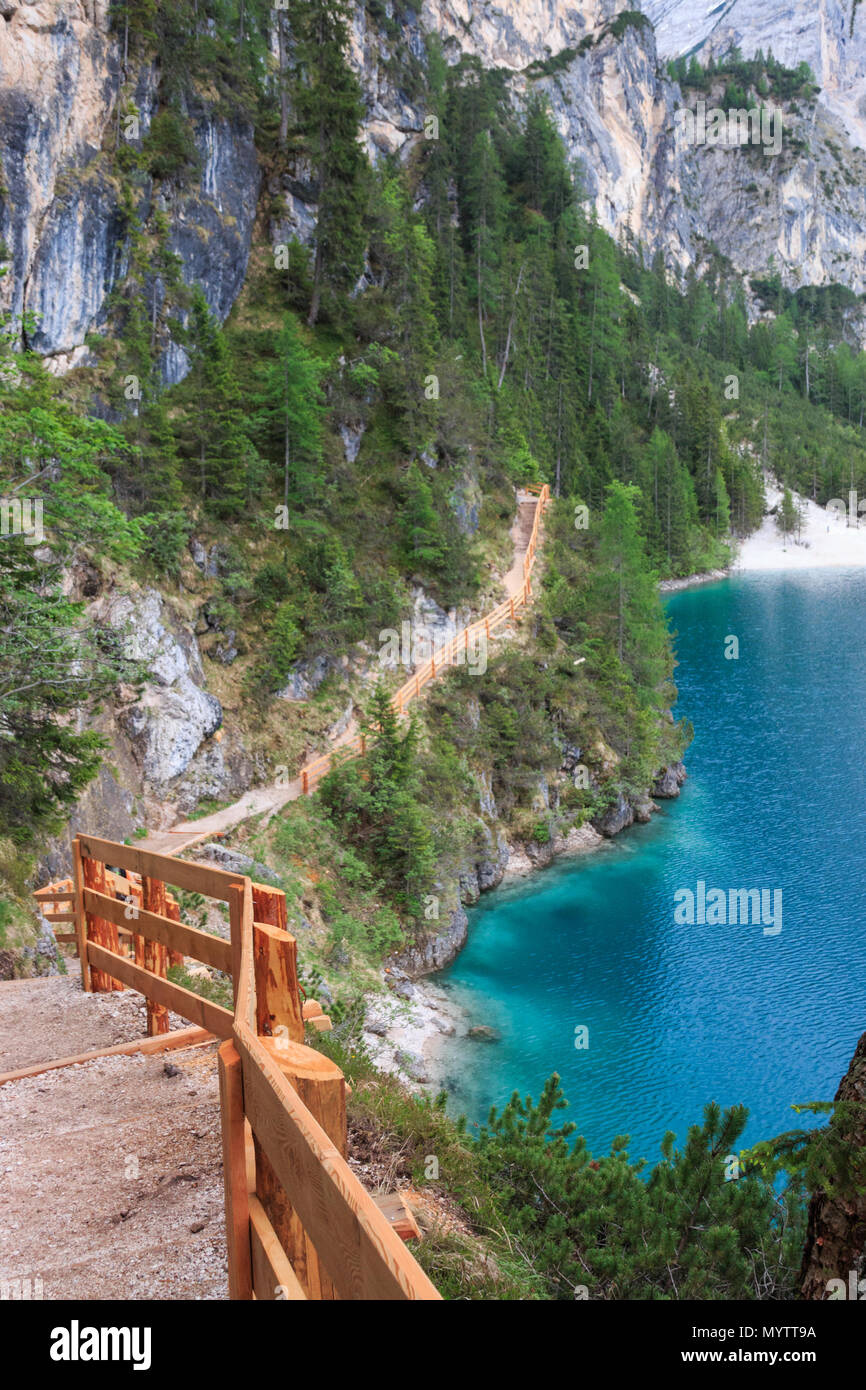 Les visiteurs peuvent marcher autour du lac Braies (Pragser Wildsee, Lago di Braies) sur un sentier de randonnée qui longe le lac Banque D'Images