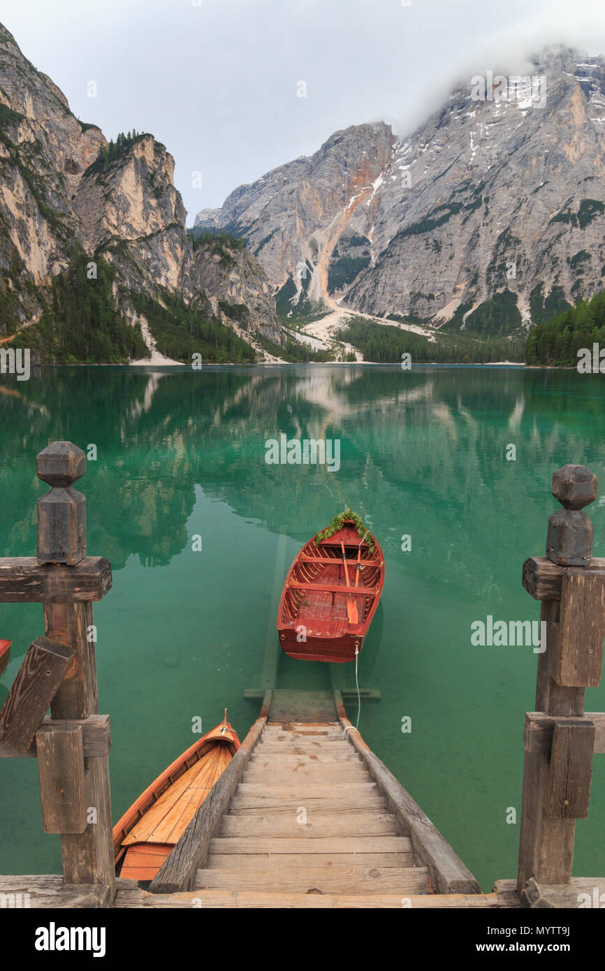 Un bateau avec une décoration florale est intégré dans l'escalier du lac Braies (Pragser Wildsee, Lago di Braies) remise à bateaux. Le Parc Naturel de Fanes-Sennes-Braies Banque D'Images