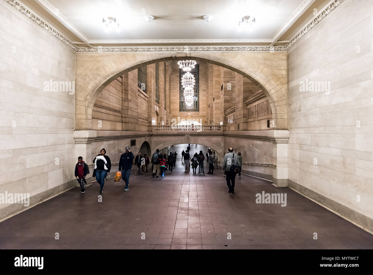 New York, USA - 29 octobre 2017 : Grand central Terminal entrée de métro à New York City avec couloir de sentier, de nombreuses personnes bondé foule Banque D'Images