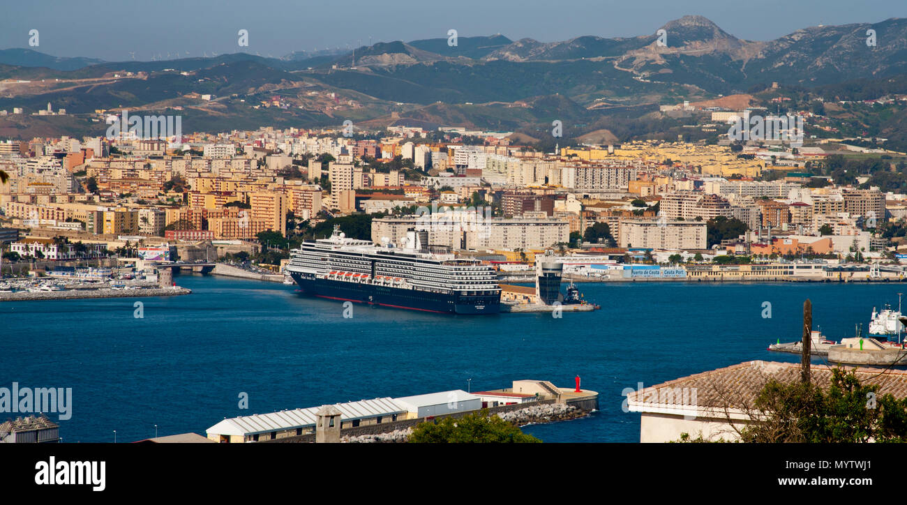 19 mai 2016 : Ceuta, Espagne- l'Oosterdam escales de navires de croisière se trouve dans la ville de Ceuta avec derrière Banque D'Images