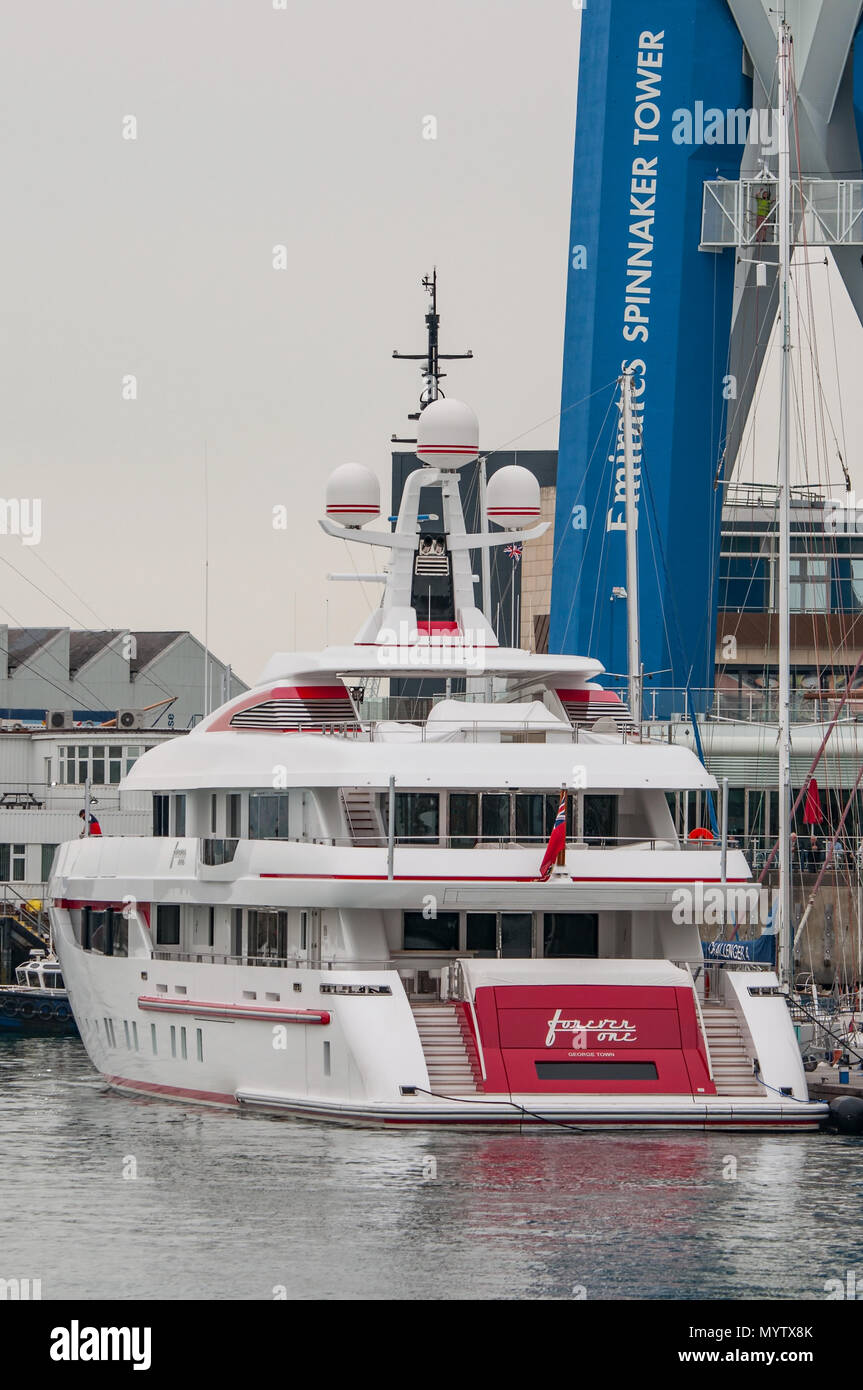 Le luxury motor yacht 'Forever' amarré à la base de la Spinnaker Tower, PORTSMOUTH GUNWHARF QUAYS, Royaume-Uni, le 7 juin 2018. Banque D'Images