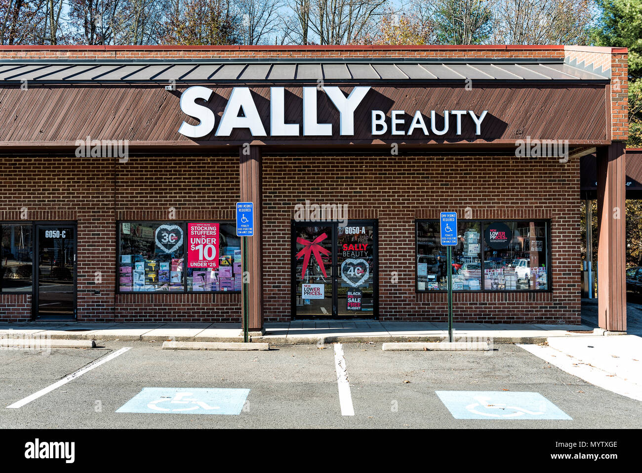 Burke, USA - 24 novembre 2017 : Sally Beauty Supply store in plaza shopping center strip mall sign en Virginie avec parking, boutiques Banque D'Images