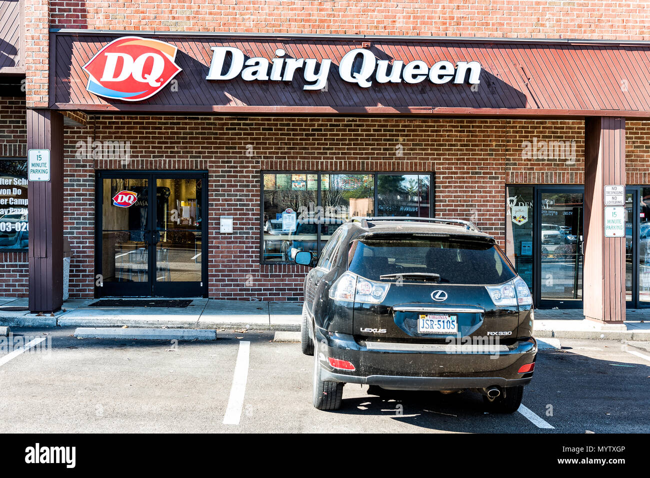 Burke, USA - 24 novembre 2017 : fast food restaurant Dairy Queen ice cream store dans plaza shopping center strip mall sign en Virginie avec parking Banque D'Images