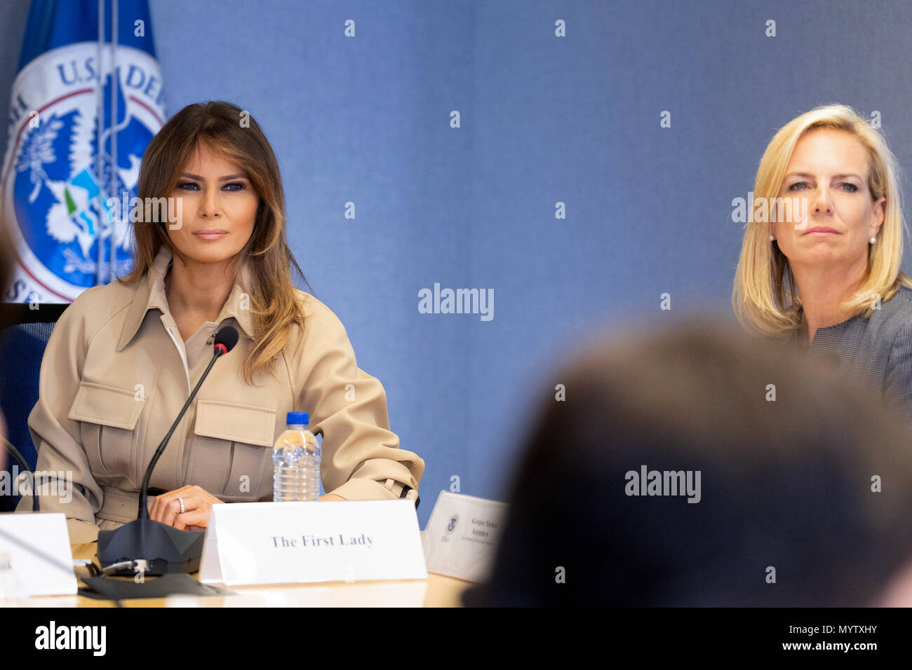 Première Dame des États-Unis Melania Trump, à gauche, et le secrétaire à la sécurité intérieure et Kirstjen Nielsen, droite, pendant la saison des ouragans annuels d'information Préparation à l'Administration centrale de la FEMA, le 6 juin 2018 à Washington, DC. Banque D'Images