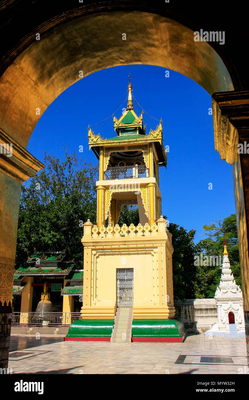 Complexe de la Pagode Mahamuni à Mandalay, Myanmar. La Pagode Mahamuni est un temple bouddhiste et lieu de pèlerinage important au Myanmar. Banque D'Images