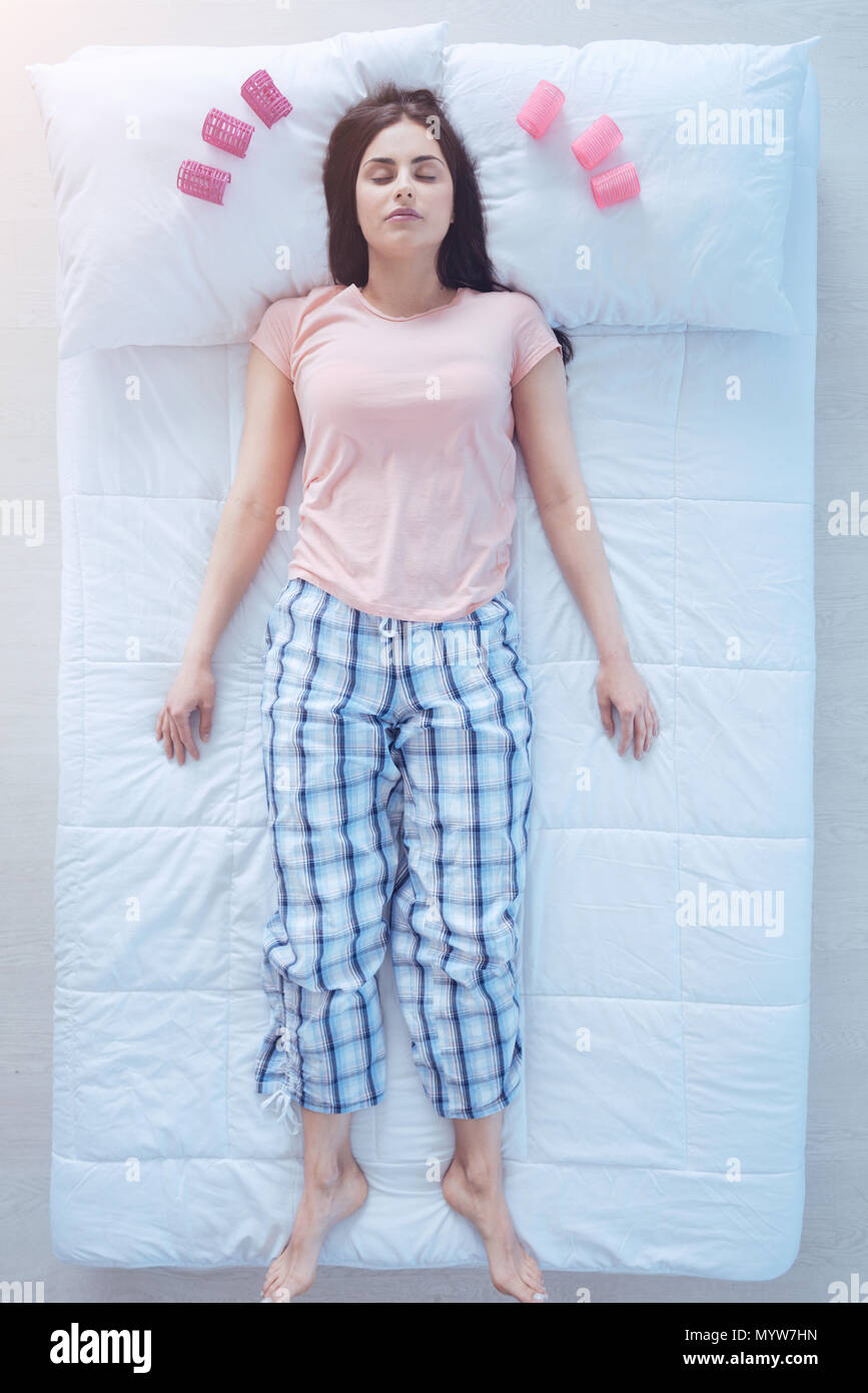 Belle femme dormir avec les bigoudis sur l'oreiller Photo Stock - Alamy