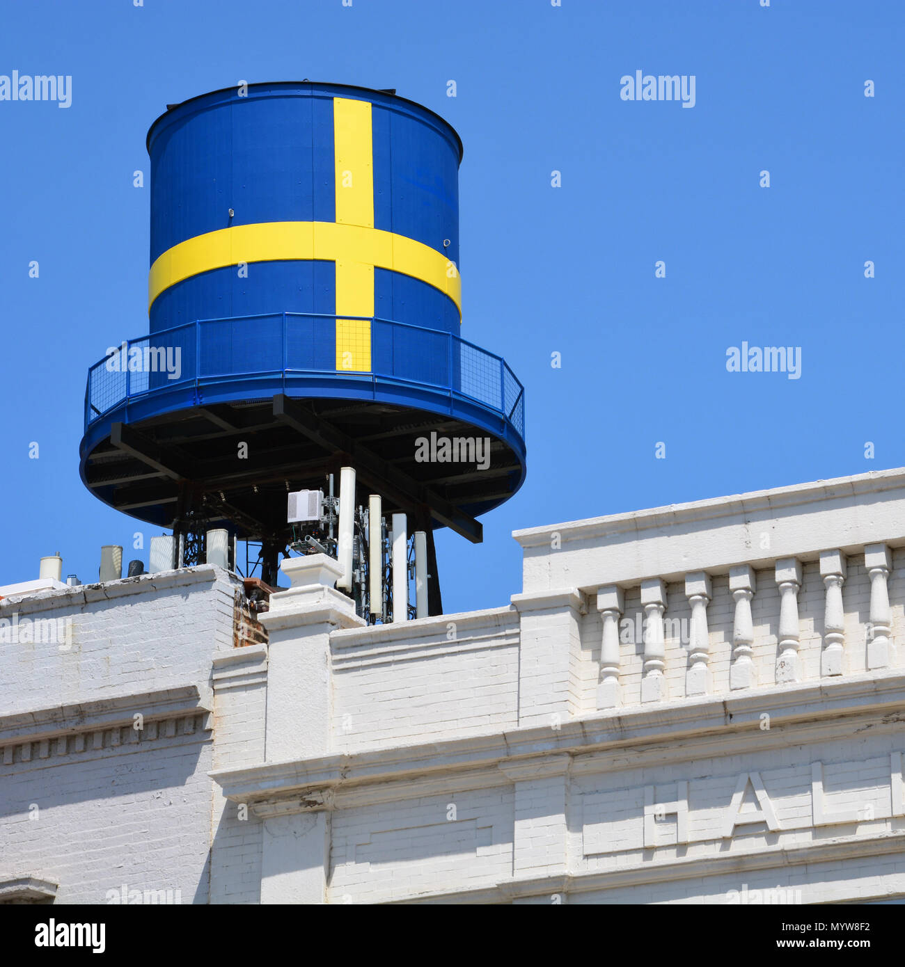 L'emblématique château d'eau avec drapeau suédois a longtemps été un point de repère et symbole de l'enracinement culturel dans le quartier de Chicago d'Andersonville Banque D'Images L'emblématique château d'eau avec drapeau suédois a longtemps été un point de repère et symbole de l'enracinement culturel dans le quartier de Chicago d'Andersonville Banque D'Images
