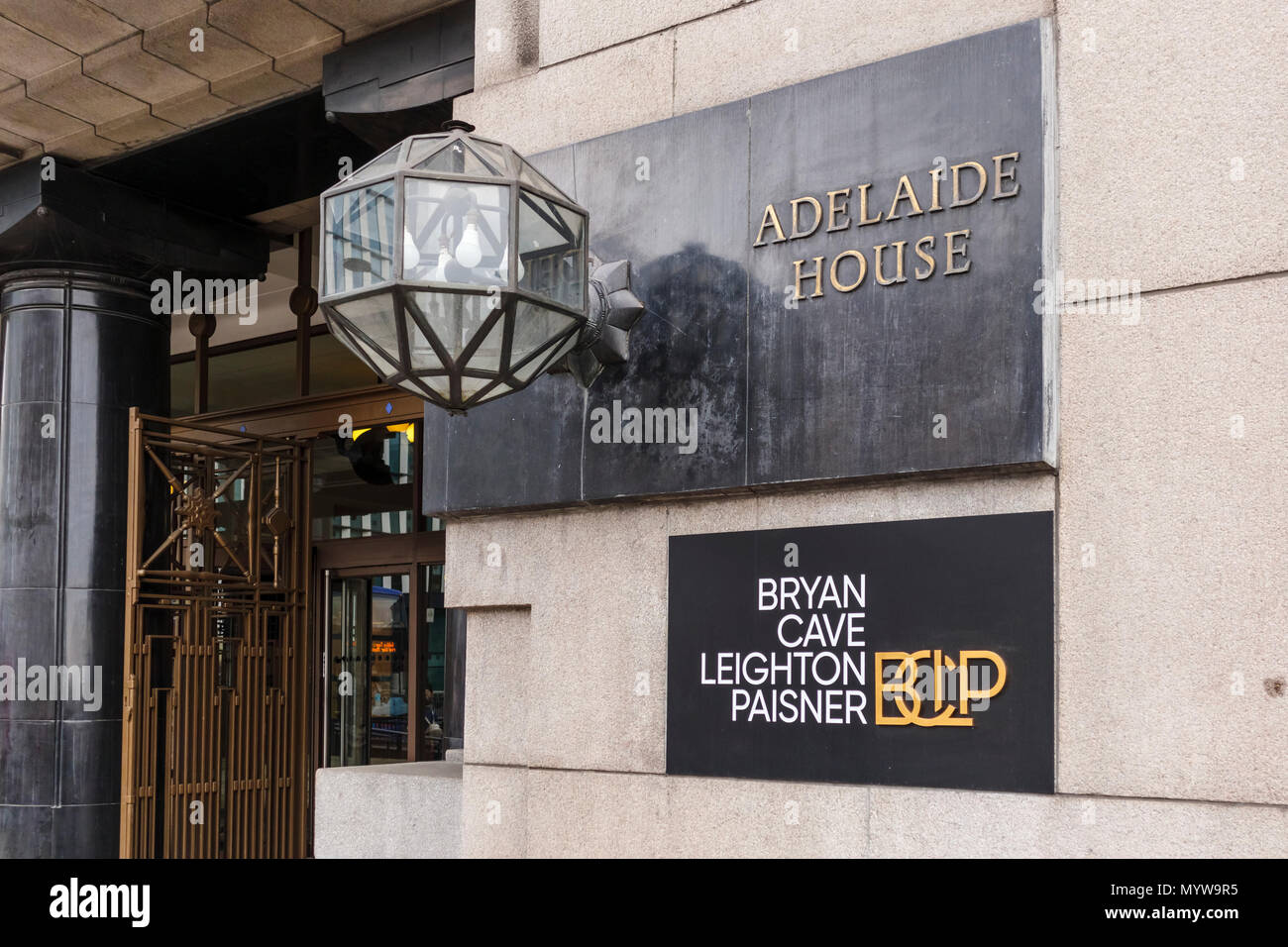 Plaque signalétique d'avocats international Bryan Cave Leighton Paisner en dehors de son siège londonien de bureaux à Adelaide House dans la ville de London EC4 Banque D'Images