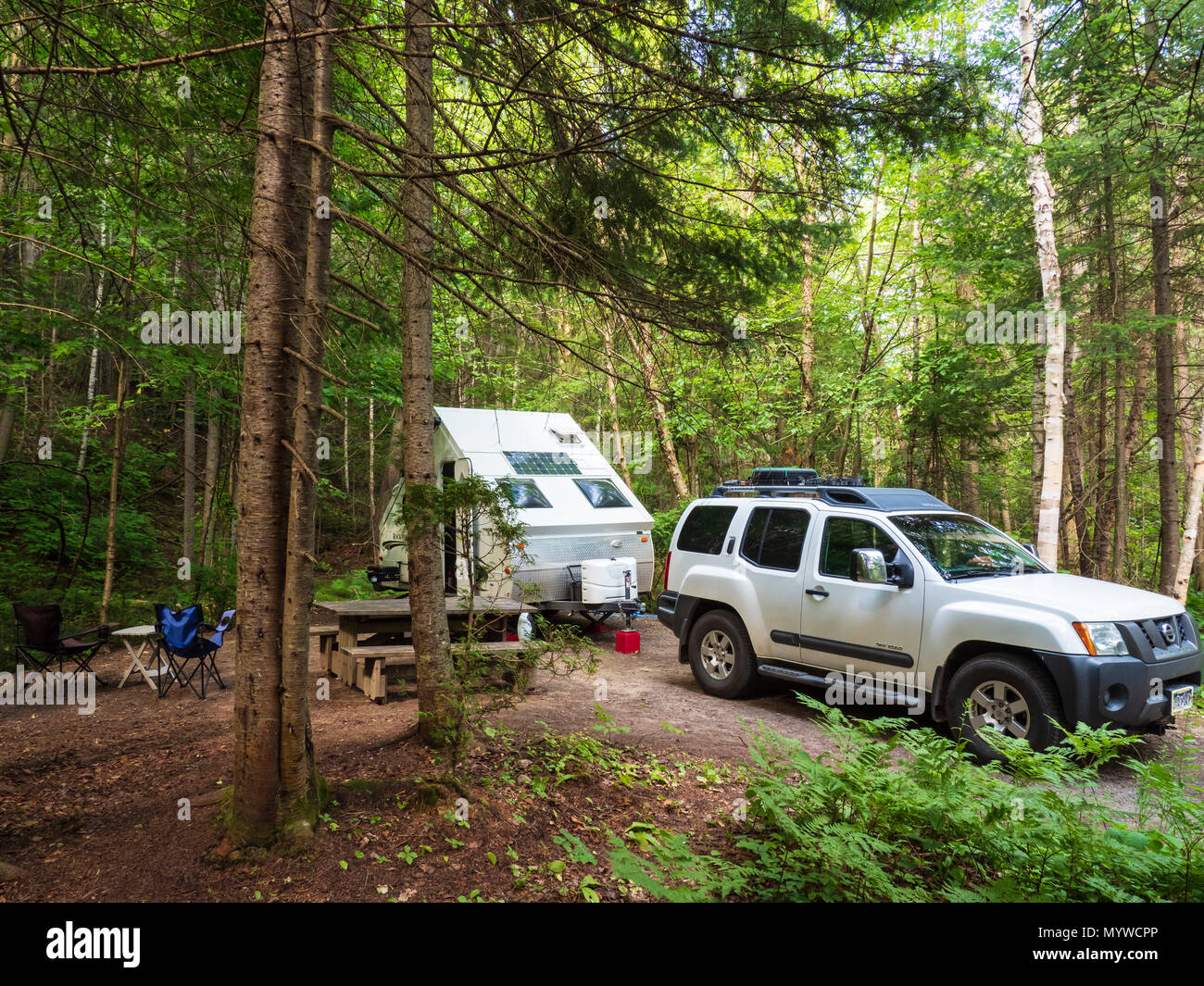 Une remorque de camping au camping Baie eternite, Fjord-du-Saguenay Parc Provincial, Québec, Canada. Banque D'Images