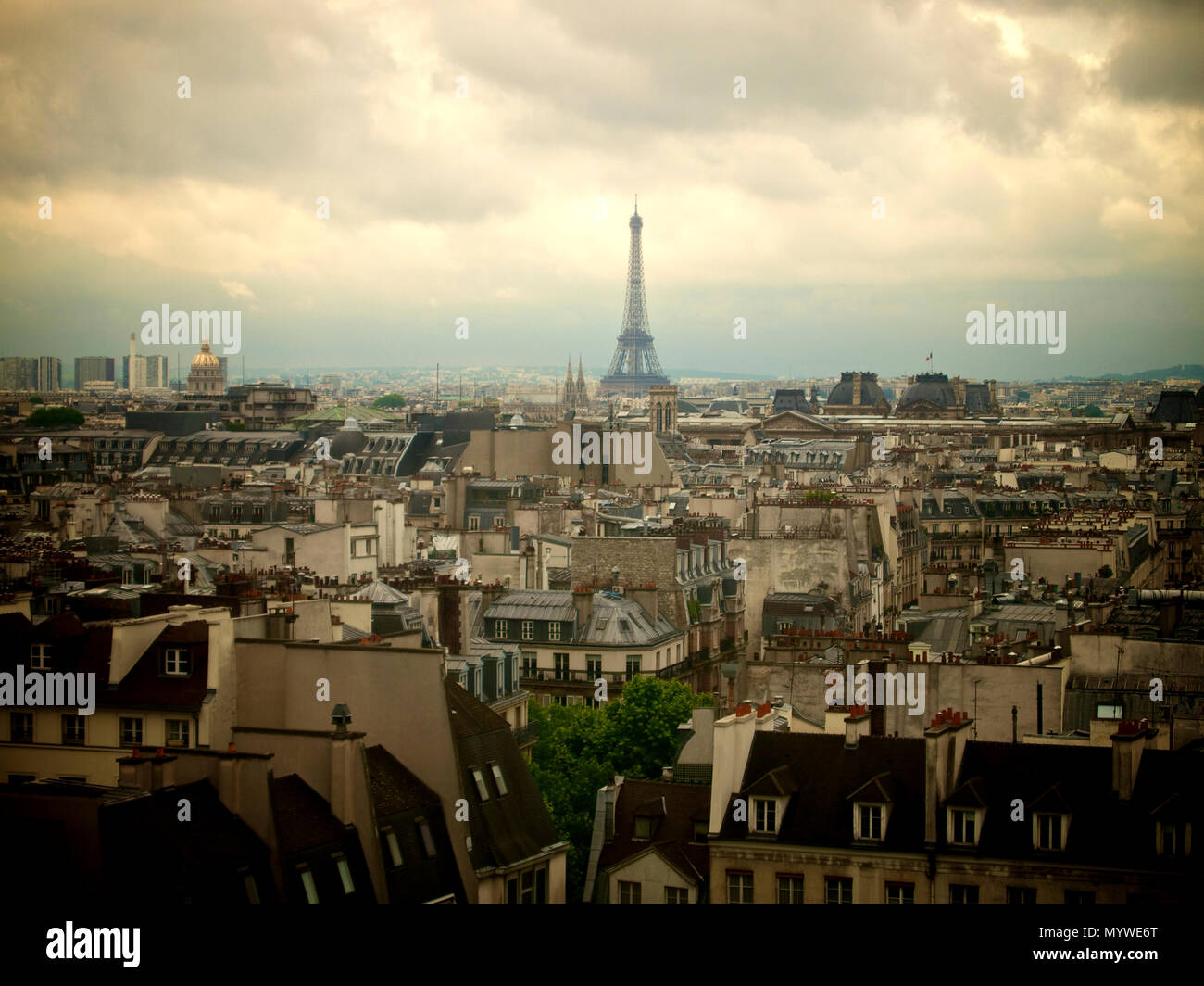 Sur les toits de Paris et la tour Eiffel. L'ile de France. France Banque D'Images