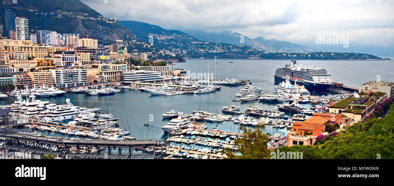 Monte Carlo, Monaco - 2 juin 2016 : beaux bateaux sur l'eau et maisons de luxe et des hôtels au bord de la marina à ligne à Monte Carlo, Monaco Banque D'Images