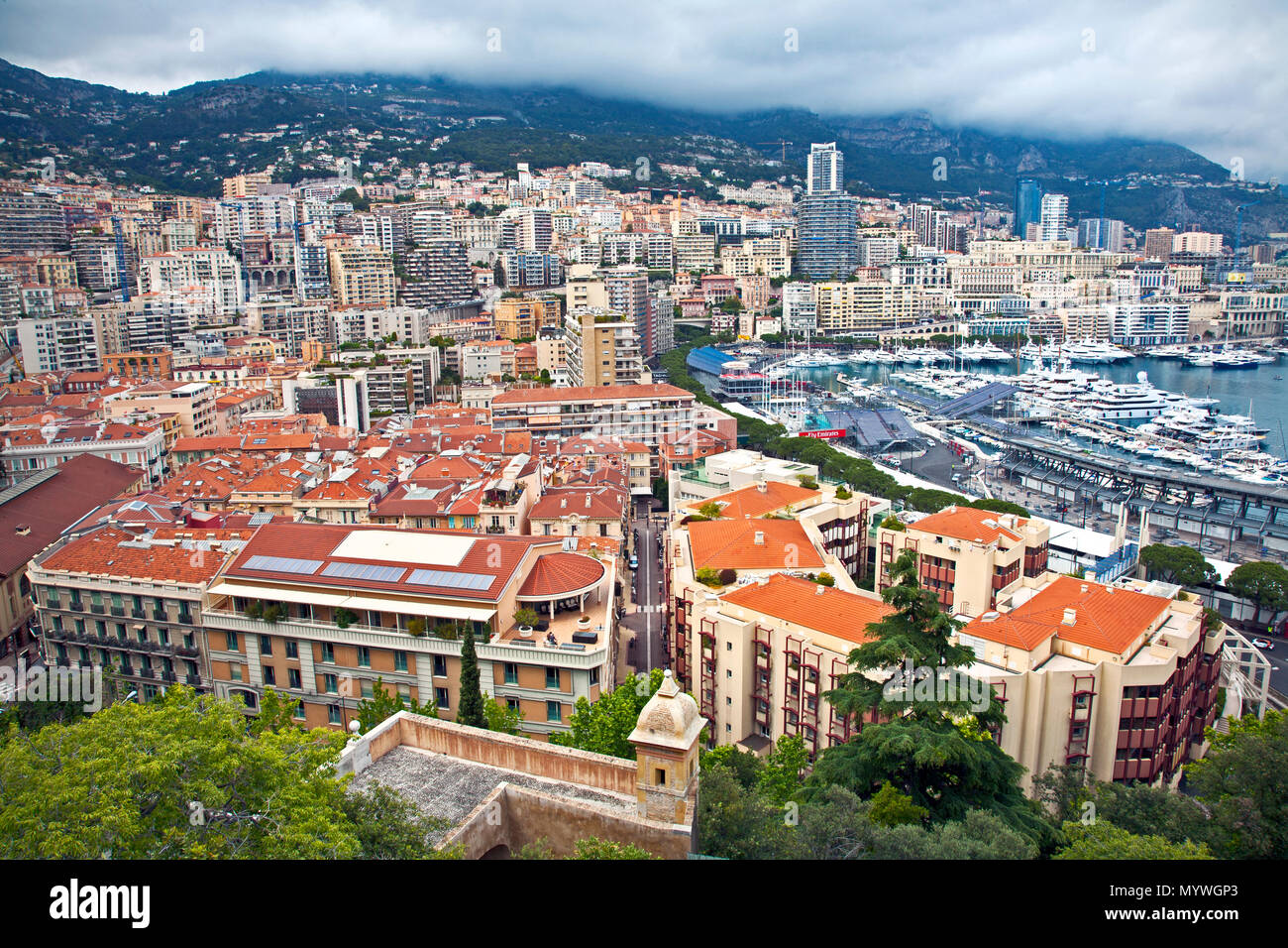 Monte Carlo, Monaco- 2 juin 2016 : le fabuleusement riches et luxueux waterfront marina et d'habitation près du grand circuit pré à monte Banque D'Images
