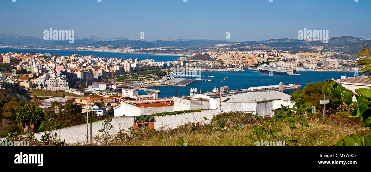 19 mai 2016 : Ceuta, Espagne- à la sur le port de Ceuta sur une belle journée ensoleillée avec cruise ship in port Banque D'Images