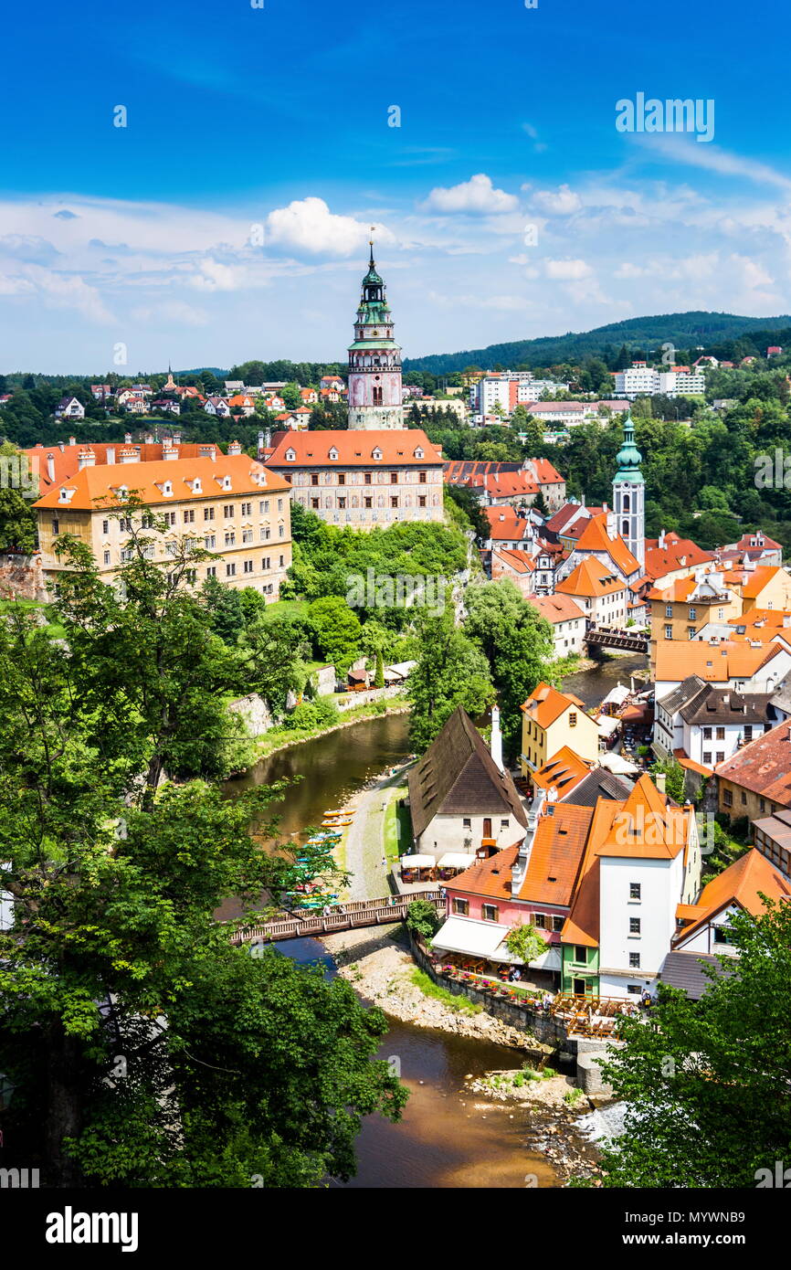 Belle vue à l'église et le château de Cesky Krumlov, République Tchèque Banque D'Images