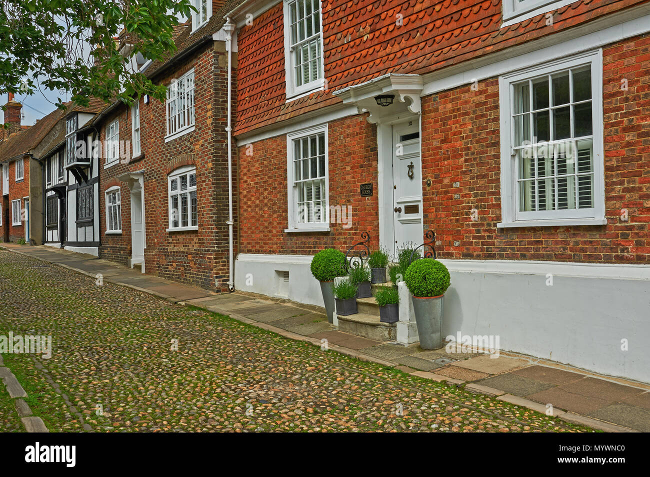 Un mélange de style de construction de la ligne de rues pavées dans le centre de Rye, rep Sussex Banque D'Images