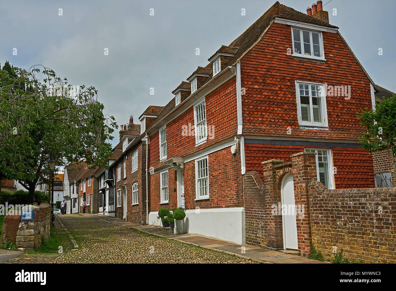 Un mélange de style de construction de la ligne de rues pavées dans le centre de Rye, rep Sussex Banque D'Images