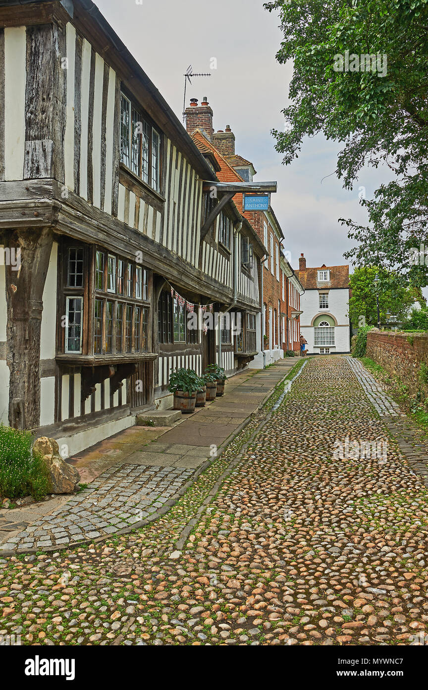 Un mélange de style de construction de la ligne de rues pavées dans le centre de Rye, rep Sussex Banque D'Images