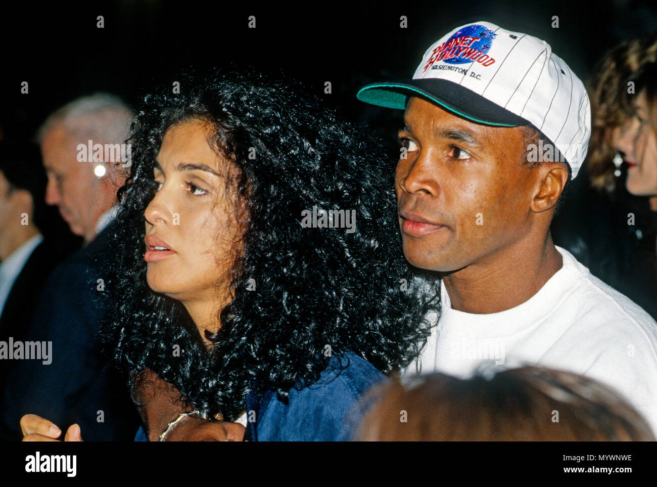 Washington, DC., USA, le 3 octobre, 1993 Champion de boxe Sugar Ray Leonard et son épouse Bernadette Robi arrive à l'ouverture du Planet Hollywood night club Banque D'Images