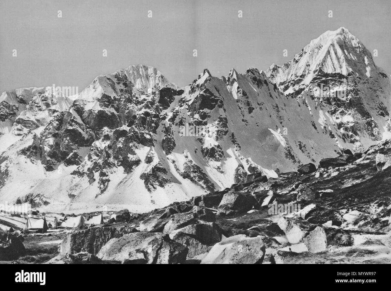 . English : pointe en coin, vue prise au dessus de Pangperma ; photo de Vittorio Sella . avant 1935. Vittorio Sella (1859-1943) Description photographe et alpiniste italien Date de naissance/Décès 28 Août 1859 12 août 1943 Lieu de naissance/décès Biella Biella contrôle d'autorité : Q1339199 : VIAF ?23012392 ISNI : ?0000 0000 8102 3263 ULAN : ?500074816 RCAC : ?n82050805 GND : ?122000161 3 WorldCat 14-15plancheXIV-XV Banque D'Images