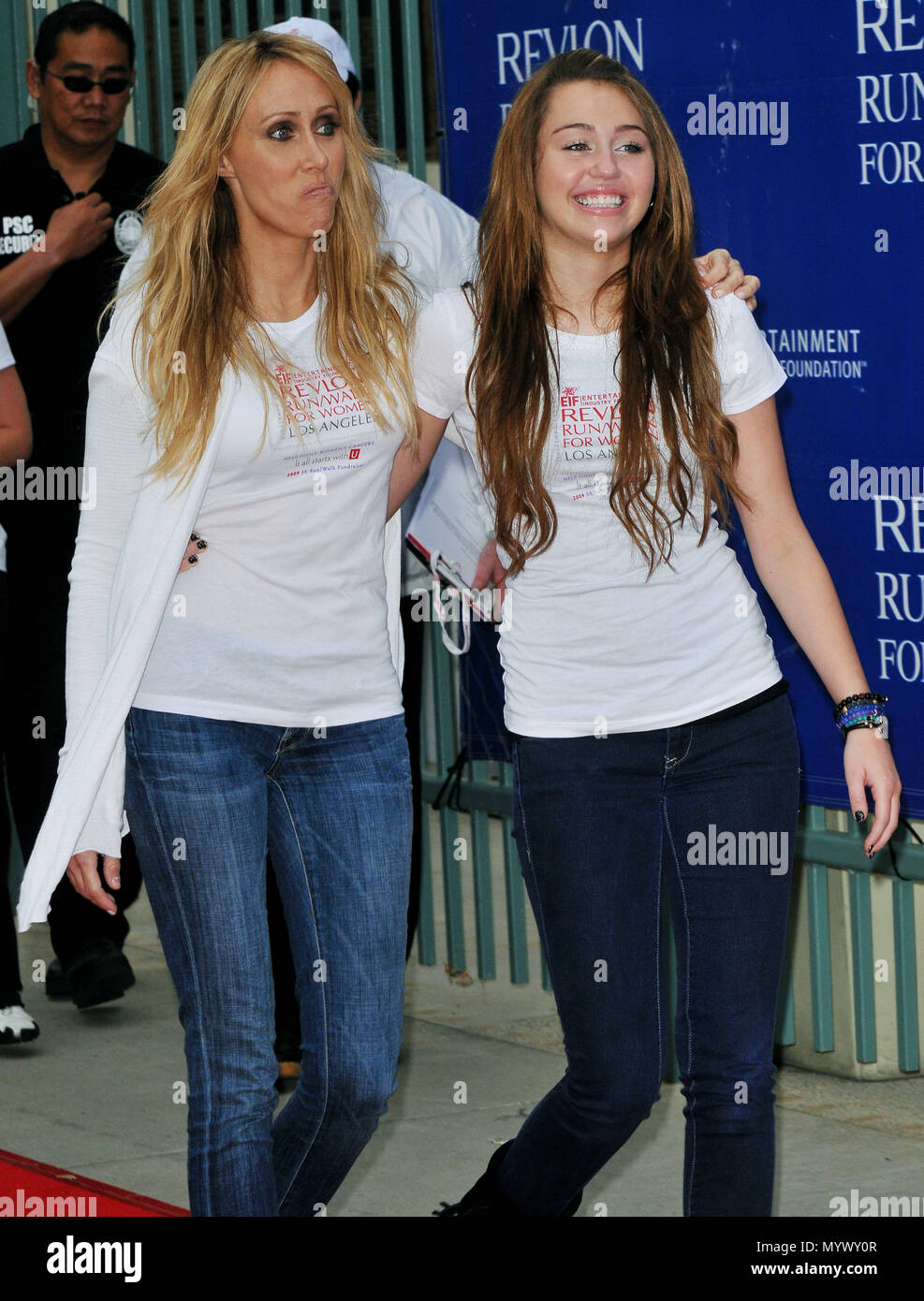 Trish avec Cyrus Miley Cyrus fille - Revlon Run / Marche pour les femmes de  bénéficier le FEI au Los Angeles Memorial Coliseum. 23 CyrusMiley Trish  événement dans la vie d'Hollywood, Californie -