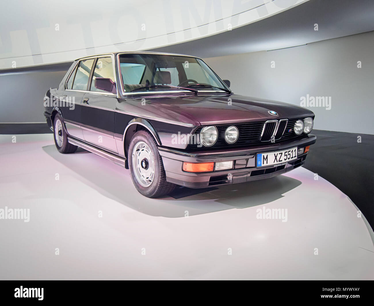 MUNICH, ALLEMAGNE LE 8 AVRIL, 2017 : 1985 BMW M535i dans le musée BMW. Banque D'Images