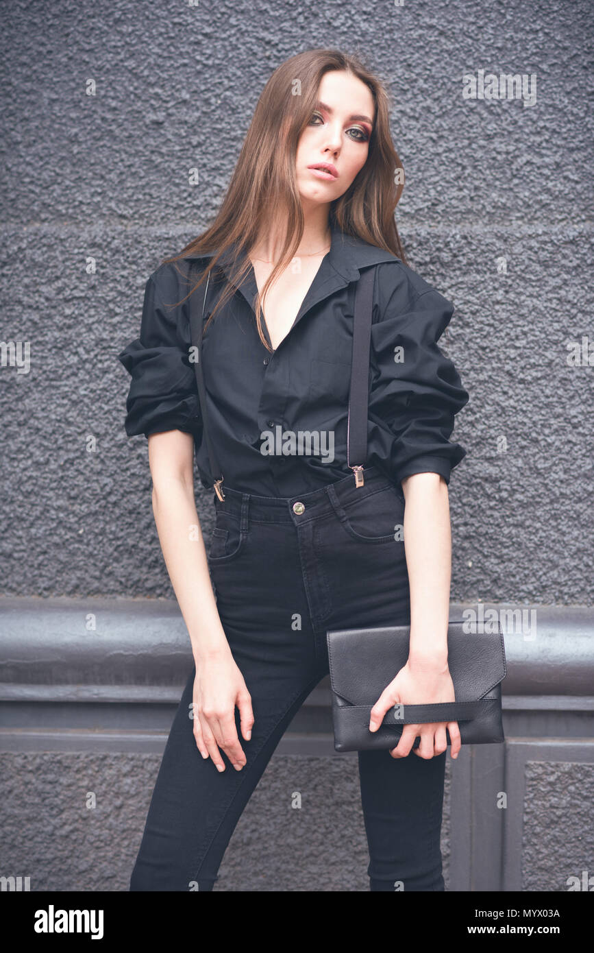 Belle fille dans la rue. Banque D'Images