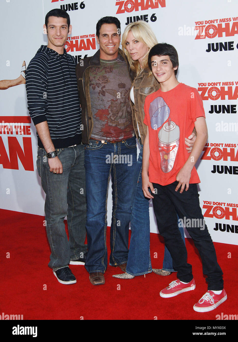 Don Diamond et famille - vous Don't Mess With ZOHAN Premiere au Chinese Theatre de Los Angeles. smileDiamondDon pleine longueur eye contact  035 famille événement dans la vie d'Hollywood, Californie - Red Carpet Event, USA, Cinéma, Célébrités, photographie, Bestof, Arts, Culture et divertissement, Célébrités, Mode de vie meilleure, Hollywood, événement dans la vie d'Hollywood, Californie - Tapis rouge et en coulisses, musique, célébrités, Topix en couple, en famille (mari et femme) et les enfants - les enfants, frères et sœurs, tsuni@Gamma-USA.com Tsuni enquête de crédit / USA, 2006 à 2009 Banque D'Images