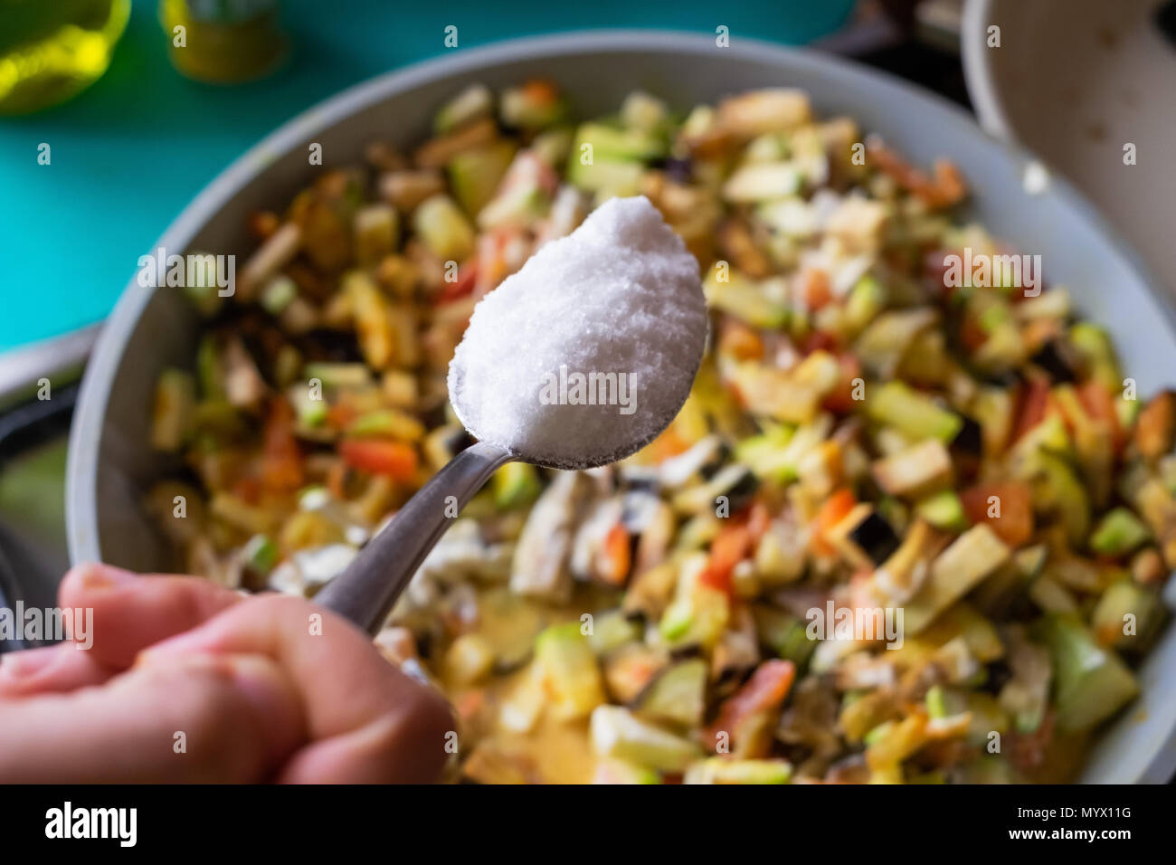 Repas cuisine végétarienne. Mettre trop de sel dans les légumes Banque D'Images