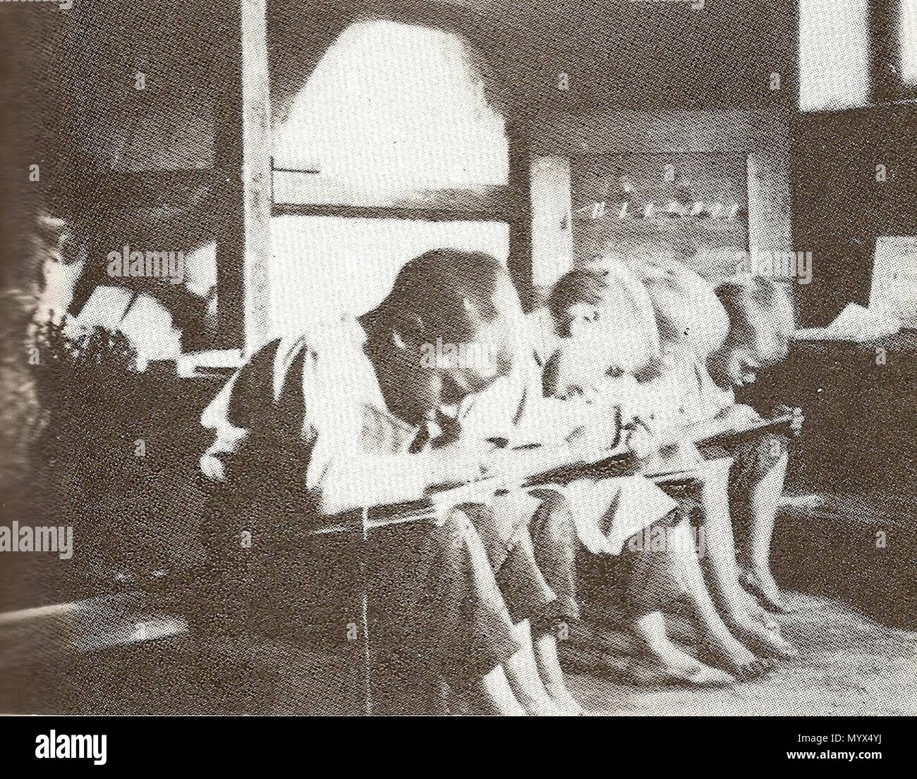 . Anglais : le soi-disant, une Katakombenschule écoles secrètes organisation dans le Tyrol du Sud pendant la fascisme italien, créé dans le but d'enseigner la langue allemande pour les enfants . 5 avril 2018, 20:47:31. Inconnu 1 Kaitakombenschule 1927 Banque D'Images