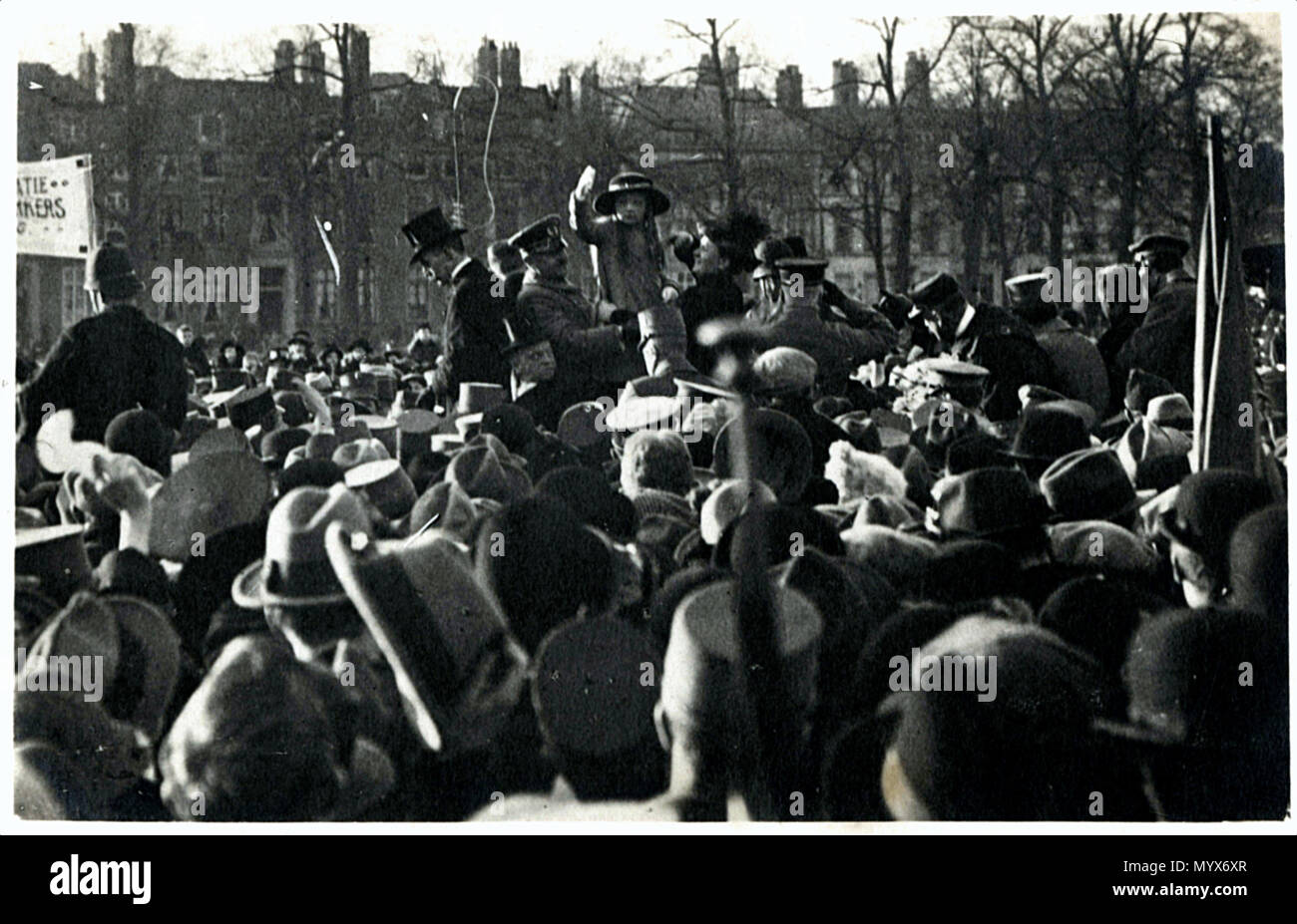 . Nederlands : mislukte revolutiepoging Na porte de Pieter Jelle Troelstra : Op 18 novembre 1918 werd door de Haagse burgemeester Jacob Patijn, als blijk van steun aan het Huis Oranje-Nassau, een demonstratie georganizeerd op het Malieveld, waar Koningin Wilhelmina en Prinses Juliana werden toegejuicht door het volk. Op de foto : Leden van de koninklijke familie kwamen aan een paardrijtuig. De negenjarige kroonprinses Juliana der Nederlanden, ondersteund door haar moeder Koningin Wilhelmina en kamerheer wuift, naar de lascivement menigte. Anglais : Après l'échec de la tentative de révolution par Pi Banque D'Images