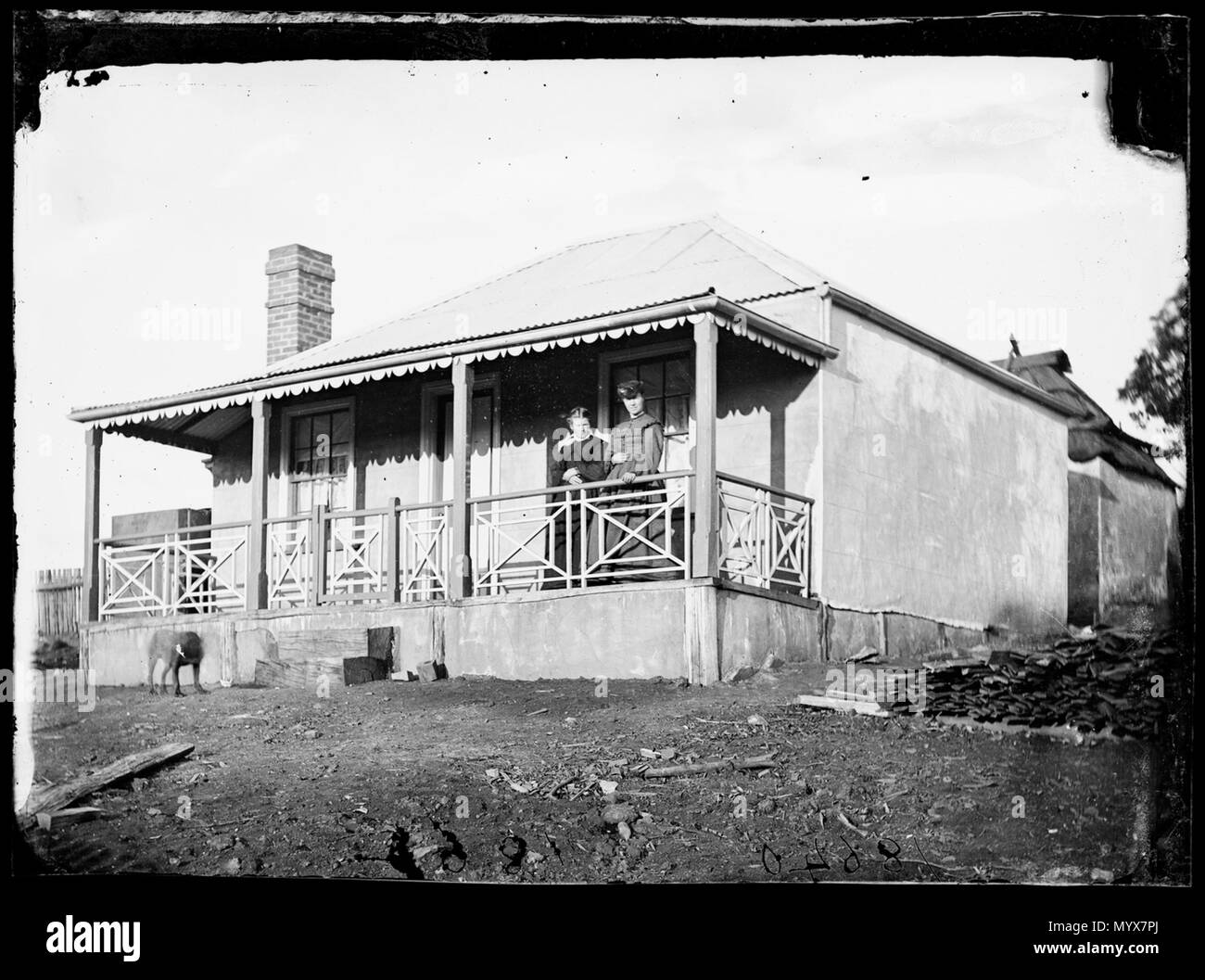 1 2 femmes sur la véranda d'une maison (peut-être que de T.Helsby ), route de Bathurst, Hill fin un2822530h Banque D'Images