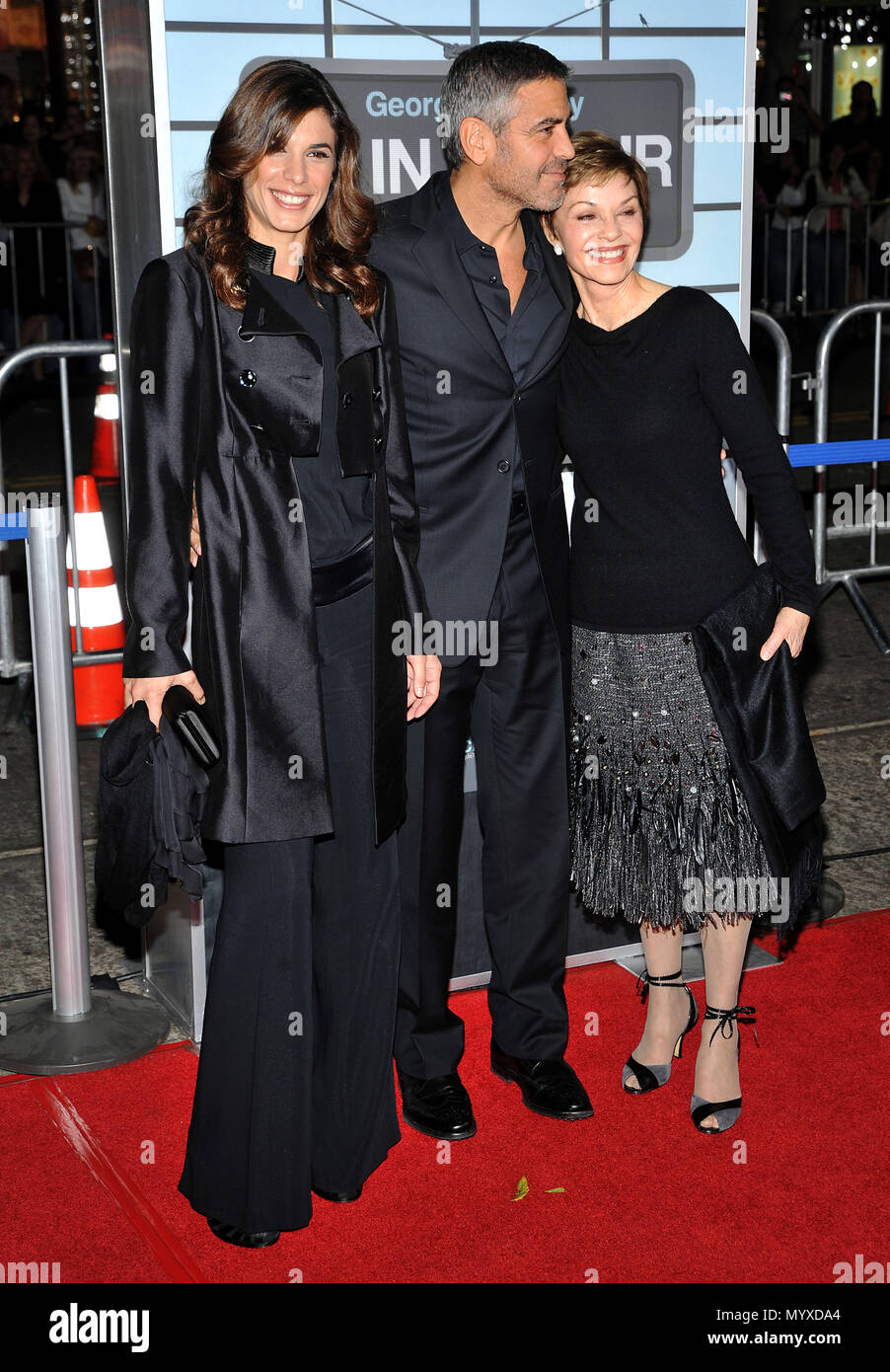 George Clooney Elisabetta Canalis__maman Nina Warren _40 Clooney - en l'air une première mondiale à la Westwood Village Theatre de Los Angeles.George Clooney Elisabetta Canalis__maman Nina Warren _40 Clooney événement dans la vie d'Hollywood, Californie - Red Carpet Event, USA, Cinéma, Célébrités, photographie, Bestof, Arts, Culture et divertissement, Célébrités, Mode de vie meilleure, Hollywood, événement dans la vie d'Hollywood, Californie - Tapis rouge et en coulisses, musique, célébrités, Topix en couple, en famille (mari et femme) et les enfants - les enfants, frères et sœurs, tsuni@Gamma-USA.com Tsuni enquête de crédit / USA, Banque D'Images