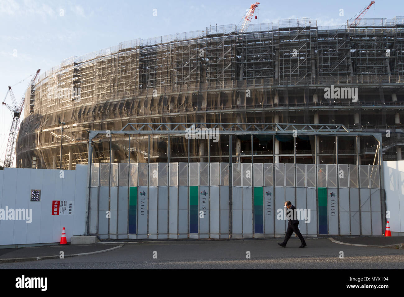 Le nouveau stade national s'élève au-dessus de la zone environnante alors que les préparatifs des Jeux Olympiques de Tokyo de 2020 se poursuivent à Gaiemmae, Tokyo, Japon. Banque D'Images