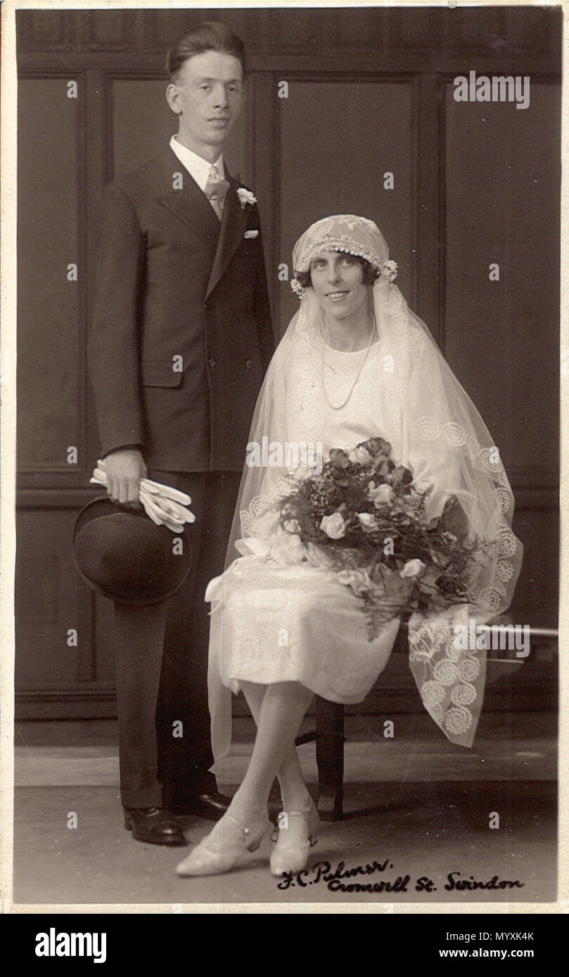 . Photo Portrait d'un couple de mariés à Swindon, Wiltshire, Angleterre en 1920 ou 1930. À partir d'une carte postale déposés à Swindon Record Office et numérisé et chargé par eux de Flickr. Le photographe a Fred C. Palmer de Tower Studio, Herne Bay, Kent ca.1905-1916, et de 6 Cromwell Street, Swindon ca.1920-1936. Il est mortes 1936-1939. Le reste de la frontière de la frontière cette image est important pour les chercheurs de ce photographe. Certains photographes préparèrent leurs images plus que d'autres, et Palmer a la réputation de produire des cartes postales plus petites que d'autres au début du xxe siècle UK ph Banque D'Images