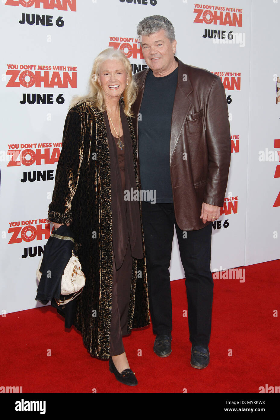 Diane Ladd - Vous Don't Mess With ZOHAN Premiere au Chinese Theatre de Los Angeles. plein les yeux smileLaddDiane longueur 010 cas à Hollywood Life - Californie, Red Carpet Event, USA, Cinéma, Célébrités, photographie, Bestof, Arts, Culture et divertissement, Célébrités, Mode de vie meilleure, Hollywood, événement dans la vie d'Hollywood, Californie - Tapis rouge et en coulisses, musique, célébrités, Topix en couple, en famille (mari et femme) et les enfants - les enfants, frères et sœurs, tsuni@Gamma-USA.com Tsuni enquête de crédit / USA, 2006 à 2009 Banque D'Images