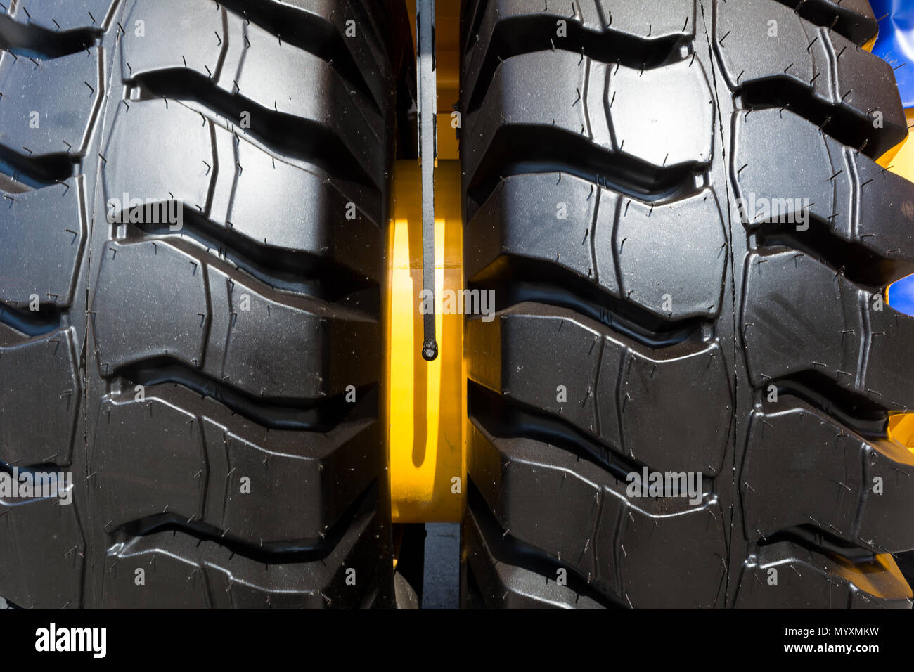 Deux roue de pneu de camion lourd auto, texture background Banque D'Images