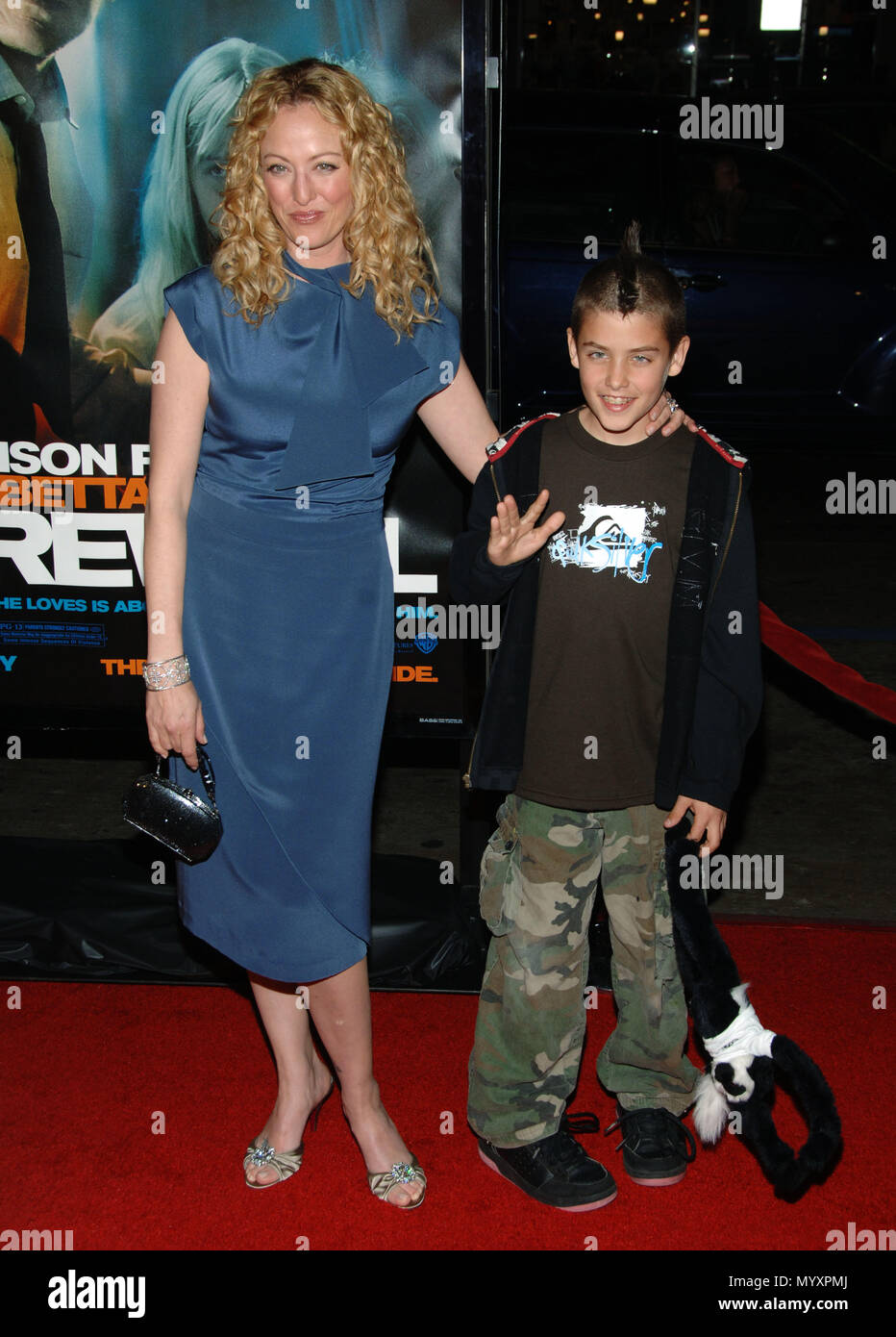 Virginia Madsen et son fils Jake arrivant au niveau du pare-feu Premiere au Chinese Theatre de Los Angeles. Le 2 février 2006.MadsenVirginia sonJake022 événement dans la vie d'Hollywood, Californie - Red Carpet Event, USA, Cinéma, Célébrités, photographie, Bestof, Arts, Culture et divertissement, Célébrités, Mode de vie meilleure, Hollywood, événement dans la vie d'Hollywood, Californie - Tapis rouge et en coulisses, musique, célébrités, Topix en couple, en famille (mari et femme) et les enfants - les enfants, frères et sœurs, tsuni@Gamma-USA.com Tsuni enquête de crédit / USA, 2006 à 2009 Banque D'Images