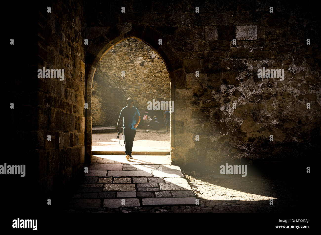 L'homme entrant dans la porte au château de Sao Jorge à Lisbonne Banque D'Images