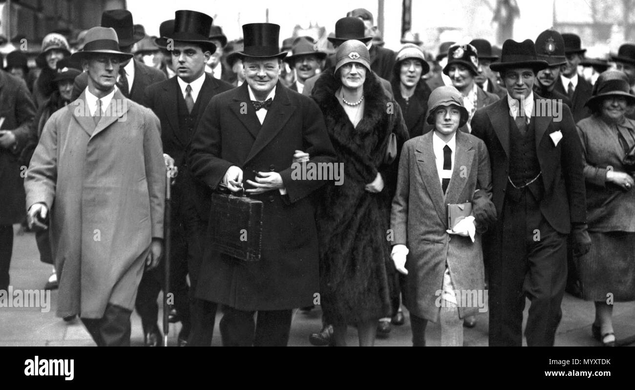 . Anglais : Churchill le jour du budget avec son épouse Clémentine et les enfants Sarah et Randolph . 15 avril 1929. Inconnu 22 Churchill-sur-budget-jour Banque D'Images