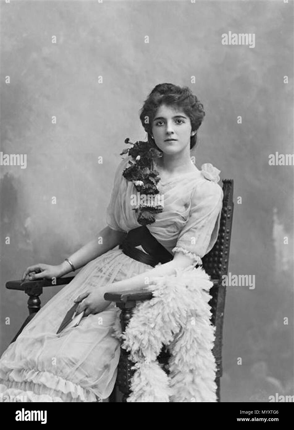 . La princesse de Caraman-Chimay, née Clara Ward le 17 février 1873 à Détroit dans l'État du Michigan aux États-Unis, est l'épouse de Joseph, Marie Anatole de Riquet, Prince de Caraman-Chimay (1858-1937), mariés à Paris dans le 7e arrondissement, le 19 mai 1890. Elle meurt à Padoue en Italie, le 9 décembre 1916. Elle est la fille de Eber Ward Brock et de sa seconde épouse, Catherine Lyon. Clara Ward est la nièce du sénateur Benjamin Wade. . Anglais : Portrait de Clara Ward, princesse de Caraman-Chimay par Nadar. English : Portrait de Clara Ward, princesse de Caraman-Chimay par Paul Nadar. 1898 Banque D'Images