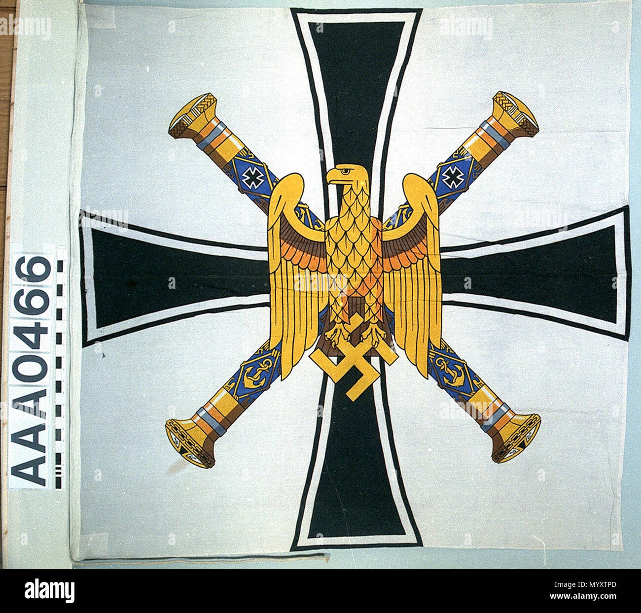 . Anglais : commande drapeau, amiral de la flotte, l'Allemagne nazie (1943-1945) drapeau de la commande d'un amiral de la flotte, l'Allemagne nazie (1943-1945). Inscrit sur le palan : 'Flg Grossadmiral'. Le drapeau est fait de laine noir avec un coton d'un palan. C'est cousu machine avec le dessin imprimé sur le tissu. Une corde est attachée à hisser le drapeau. Le champ est blanc, portant une croix pattée noire sur laquelle se superpose deux traversé l'admiral's matraque et un aigle tenant la croix gammée. L'origine est incertaine, mais le drapeau est susceptible d'avoir été présenté par le Comité des trophées de guerre en 1947. indisponible Banque D'Images