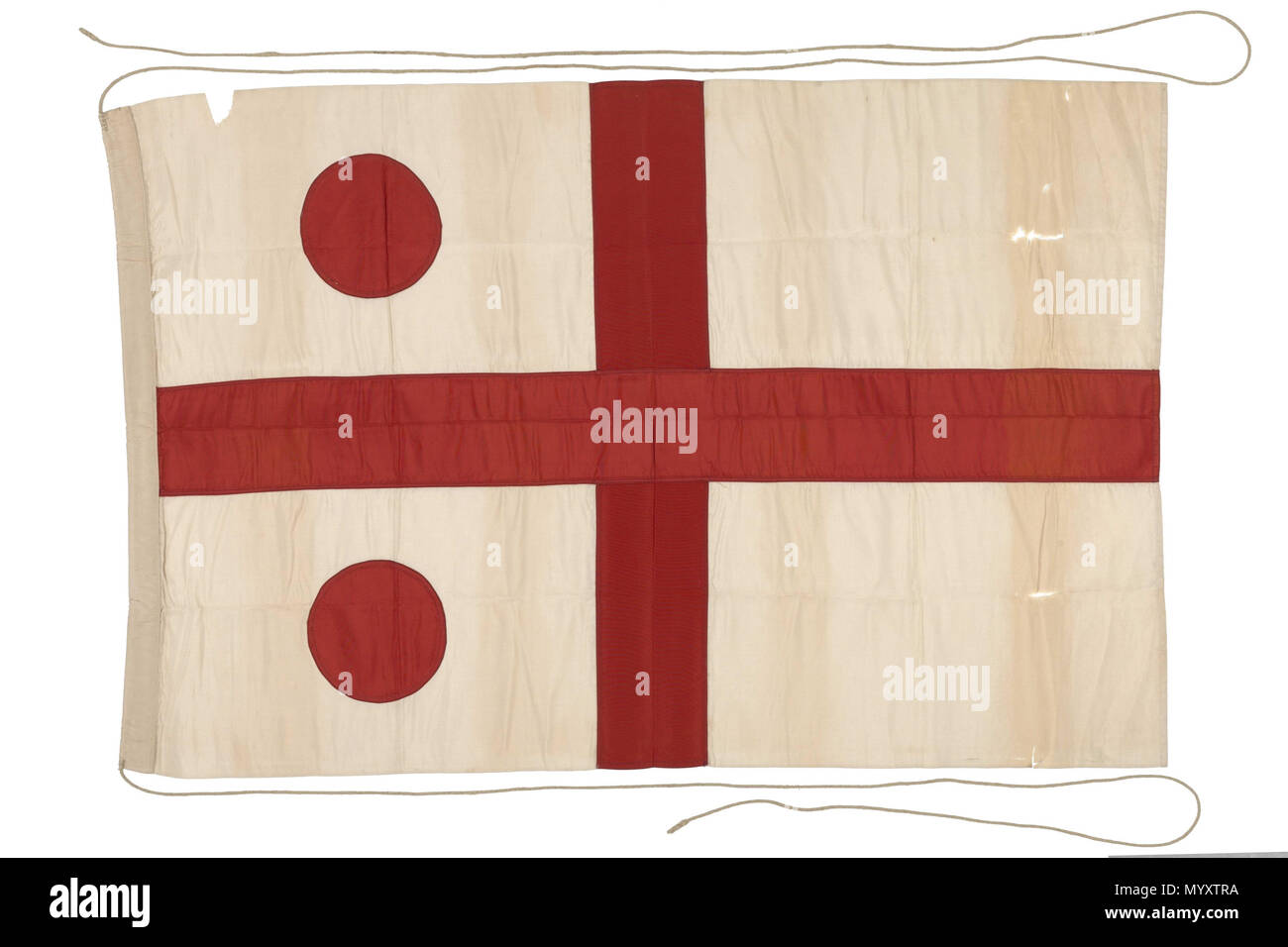 . Anglais : commande d'un drapeau, le Contre-amiral, ia le pavillon d'un commandement du contre-amiral, RN appartenant à l'amiral Sir Hugh Sinclair Paget (1873-1939). Il est fait de soie, est cousu à la machine et a une corde au palan. Le drapeau est susceptible d'avoir été un élément de présentation. Il a un fond blanc avec une croix rouge dans l'ensemble, et deux disques rouges dans le palan trimestres. L'amiral Sir Hugh Sinclair Paget (1873-1939) spécialisée dans le travail de torpilles avant la Première Guerre mondiale, pendant laquelle il commande le HMS Renown '' et a été chef de cabinet de la Bataille-cruiser vigueur. Il est devenu directeur du renseignement naval de 1919 à 1921. Sinclair w Banque D'Images