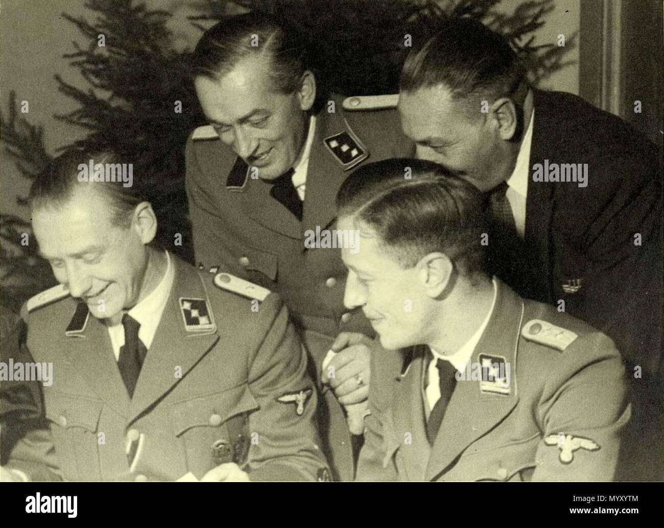 . Anglais : criminel de guerre allemand Ferdinand aus der Fünten (1909-1989) (en bas à droite), deux autres officiers SS (Gemmeker & Hassel) et M. Scheltnes. Camp Westerbork, 'Bal' (près de Noël), 1942. Nederlands : Kerstmis à Westerbork, 'Joelfeest' 1942. Van Kampcommandant liens naar rechts : Obersturmführer SS Albert Konrad Gemmeker, SS untersturmführer Hassel, SS Hauptsturmführer aus der Fünten en Scheltnes van de firma Lippmann Rosenthal & Co . Décembre 1942. Rudolf Breslauer 33 FAusDerFunten Banque D'Images