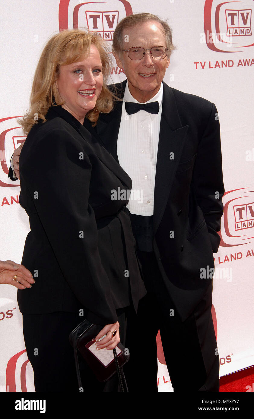 Bernie Kopell (R) et de la femme - 6e TV Land Awards 2008 au Barker Hangar à Los Angeles. Les trois quarts KopellBernie yeux sourire femme  56 Événement dans la vie d'Hollywood, Californie - Red Carpet Event, USA, Cinéma, Célébrités, photographie, Bestof, Arts, Culture et divertissement, Célébrités, Mode de vie meilleure, Hollywood, événement dans la vie d'Hollywood, Californie - Tapis rouge et en coulisses, musique, célébrités, Topix en couple, en famille (mari et femme) et les enfants - les enfants, frères et sœurs, tsuni@Gamma-USA.com Tsuni enquête de crédit / USA, 2006 à 2009 Banque D'Images