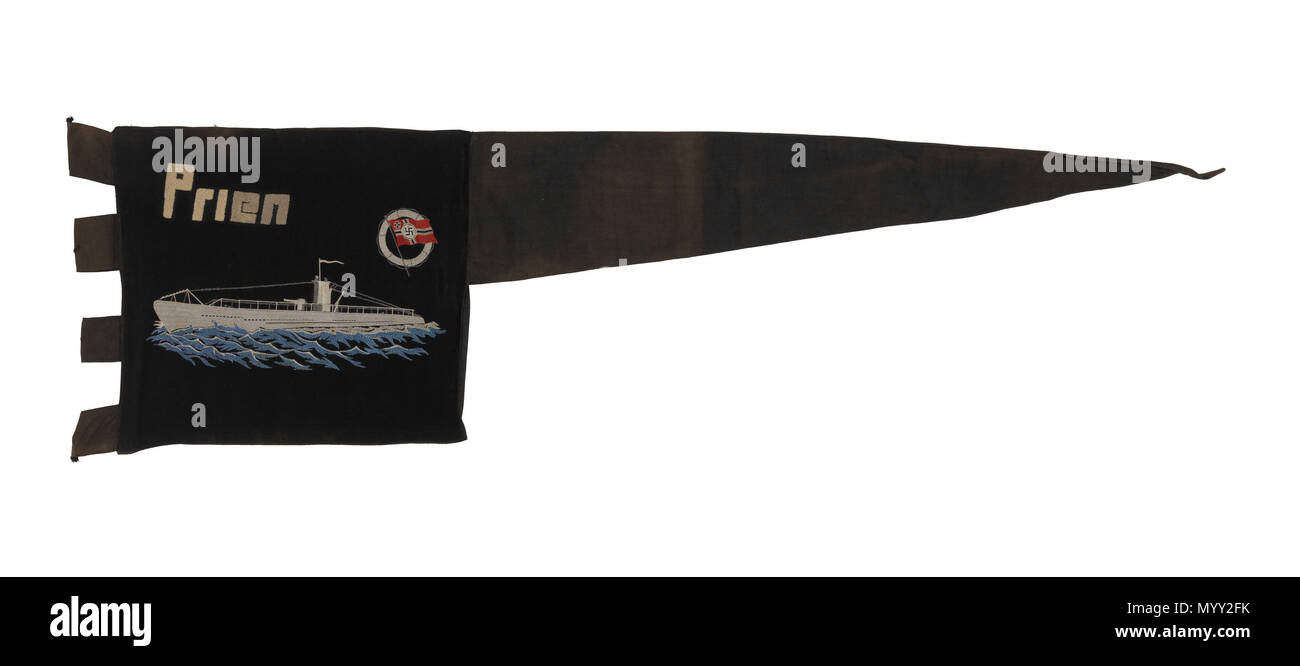. Anglais : Jeunesse d'Hitler Hitler pennant fanion jeunesse commémorant Günther Prien. Le fanion est brodé avec une photo d'un U boat, une bouée de sauvetage et l'enseigne de la marine allemande. Il est inscrit : 'Prien" en lettres blanches. Sur le revers sont les numéros '150175' et un éclair. Le fanion est en coton avec une crêpe fibre synthétique utilisée pour le panneau avant. C'est cousu machine. Il y a quatre boucles de tissu pour fixation à une lance à l'aide du palan fin. L'article est une forme carrée avec fanion ou schwenkel étroites fixées à la volée. Günther Prien (1908-1941) était un U-Boot Commande Banque D'Images