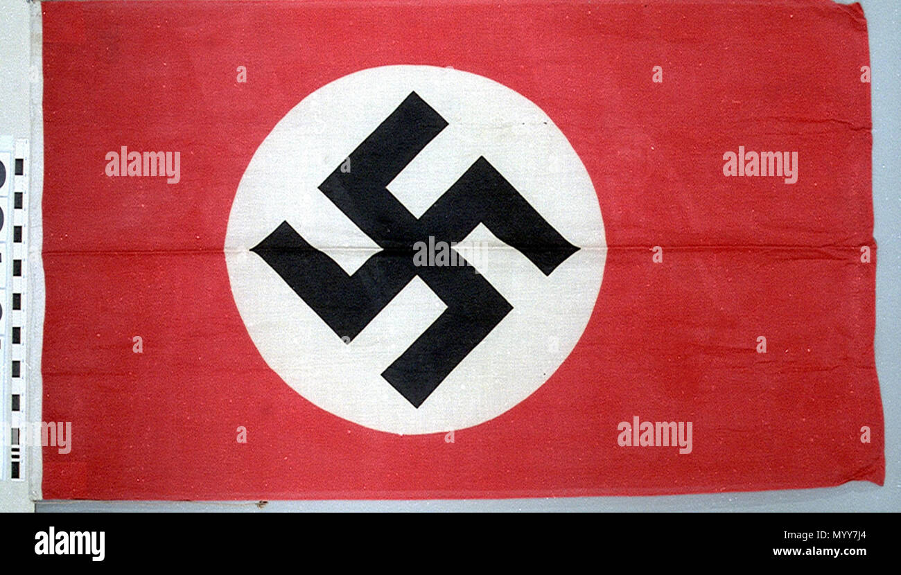 . Anglais : Nazi commerçant allemand ensign (1935-1945) marchand allemand nazi ensign, modèle 1935-45, à partir de la SS 'Rheingold'. Le drapeau est fait de laine bunting, avec un palan et coton est cousu machine aux extrémités (les côtés sont ralingue bords). Le drapeau a un champ rouge avec un disque blanc dans le roulement central un svastika noir. L'ensemble de la conception a été imprimée sur la surface du tissu. Une corde et le clip sont fixés pour le hissage. SS 'Rheingold' a été capturé le 25 octobre 1939 par HMS 'Delhi', sous les ordres du capitaine Louis Henry Keppel Hamilton (1890-1957). indisponible . 1935-1939. Gath et peine 74 Germa nazie Banque D'Images