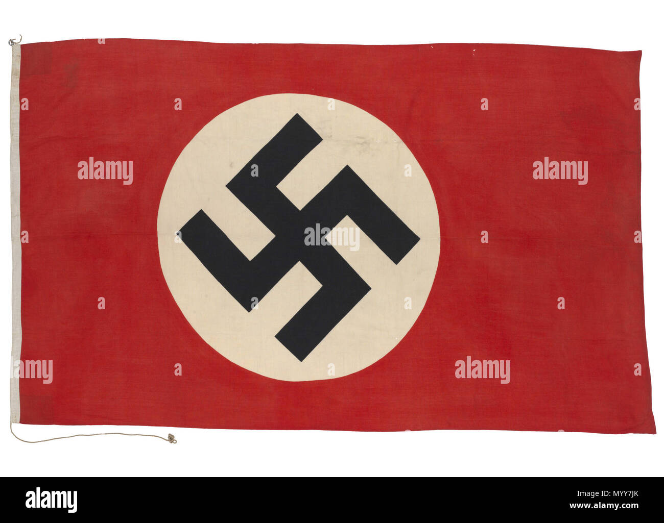 . Anglais : Nazi commerçant allemand ensign (1935-1945) marchand allemand nazi ensign, modèle 1935-45, à partir de la SS 'Rheingold'. Le drapeau est fait de laine bunting, avec un palan et coton est cousu machine aux extrémités (les côtés sont ralingue bords). Le drapeau a un champ rouge avec un disque blanc dans le roulement central un svastika noir. L'ensemble de la conception a été imprimée sur la surface du tissu. Une corde et le clip sont fixés pour le hissage. SS 'Rheingold' a été capturé le 25 octobre 1939 par HMS 'Delhi', sous les ordres du capitaine Louis Henry Keppel Hamilton (1890-1957). Commerçant allemand nazi ensign (1935-1945) . 1935-1939. Banque D'Images