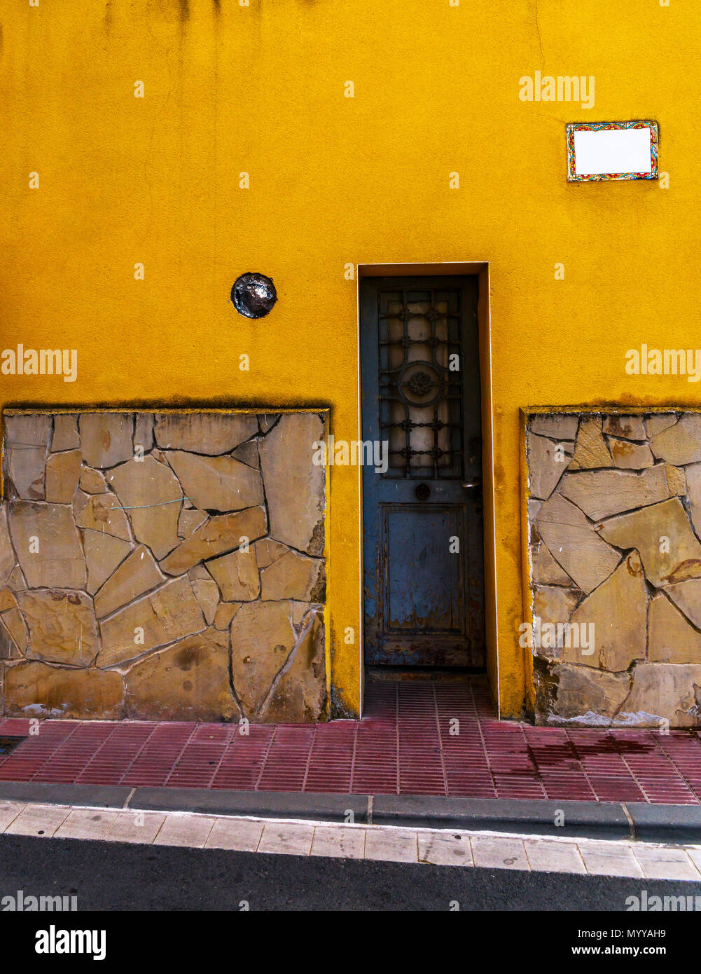 Vieille porte avec texture intéressante, élément d'architecture, intéressante entrée de l'immeuble, style vintage, entrée privée Banque D'Images