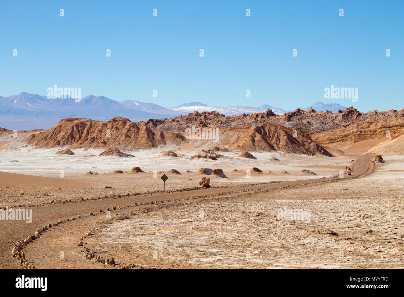 Paysage du Chili, route de terre sur la vallée de la Lune. Panorama du Chili Banque D'Images