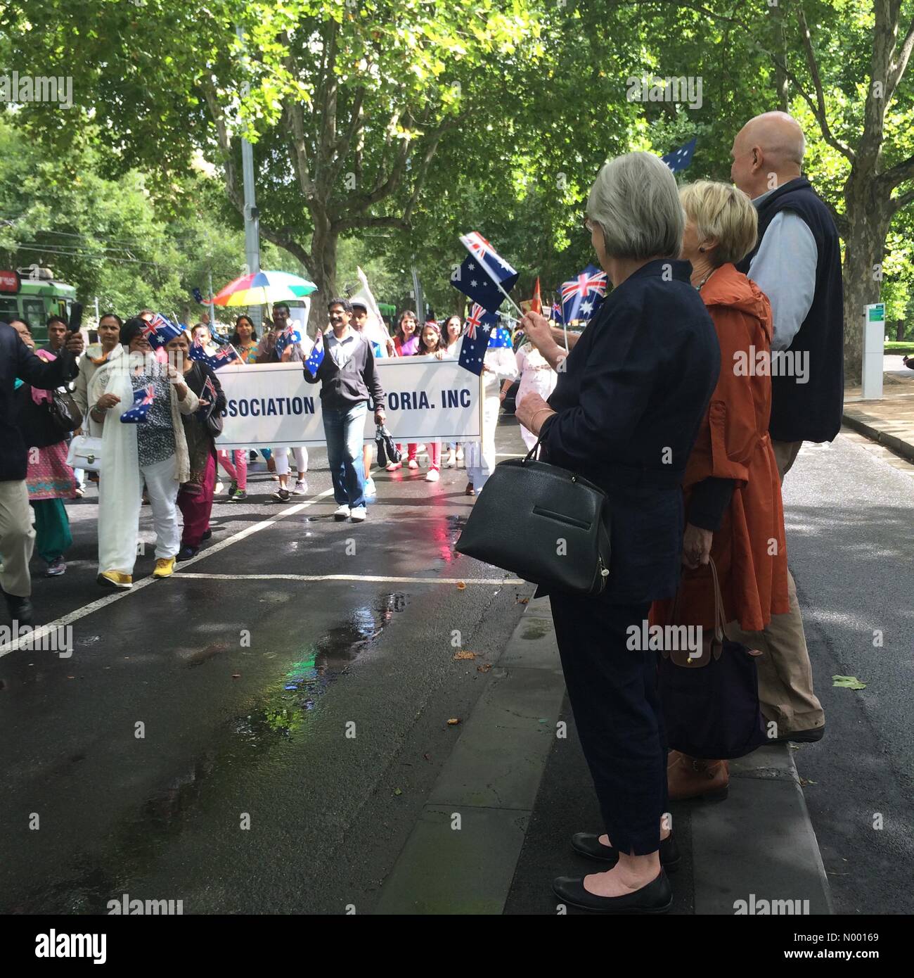 Arts Centre, Southbank VIC, Australie. 26 janvier, 2015. Personnes agitant des drapeaux de l'Australie et en regardant l'Australie Day Parade sur St Kilda Rd, Melbourne, Australie. Australian-Indian en tenant la communauté participant au défilé : Crédit Kerin Forstmanis/StockimoNews/Alamy Live News Banque D'Images